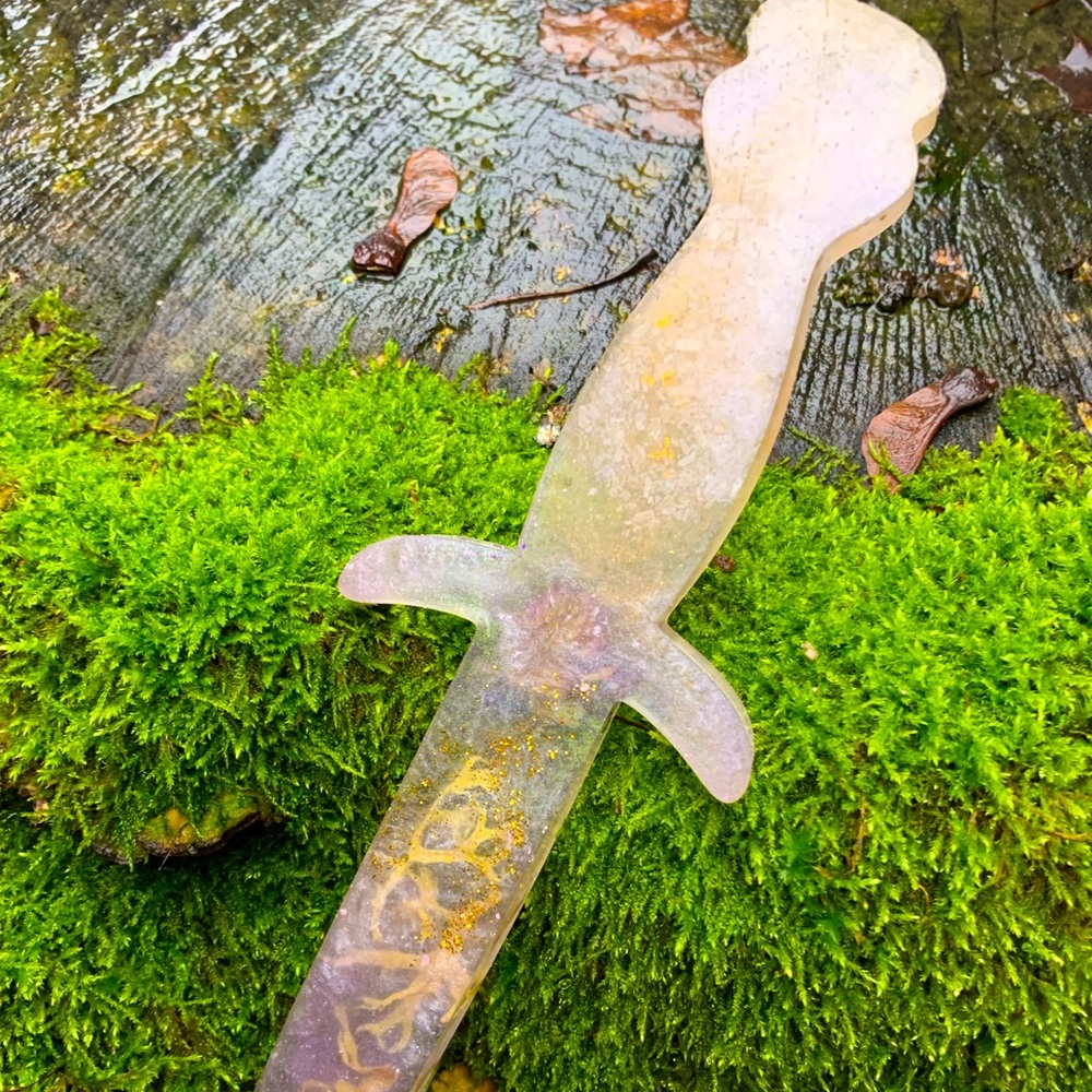 Pink clover and lichen resin dagger wall hanging - Picture 6 of 12